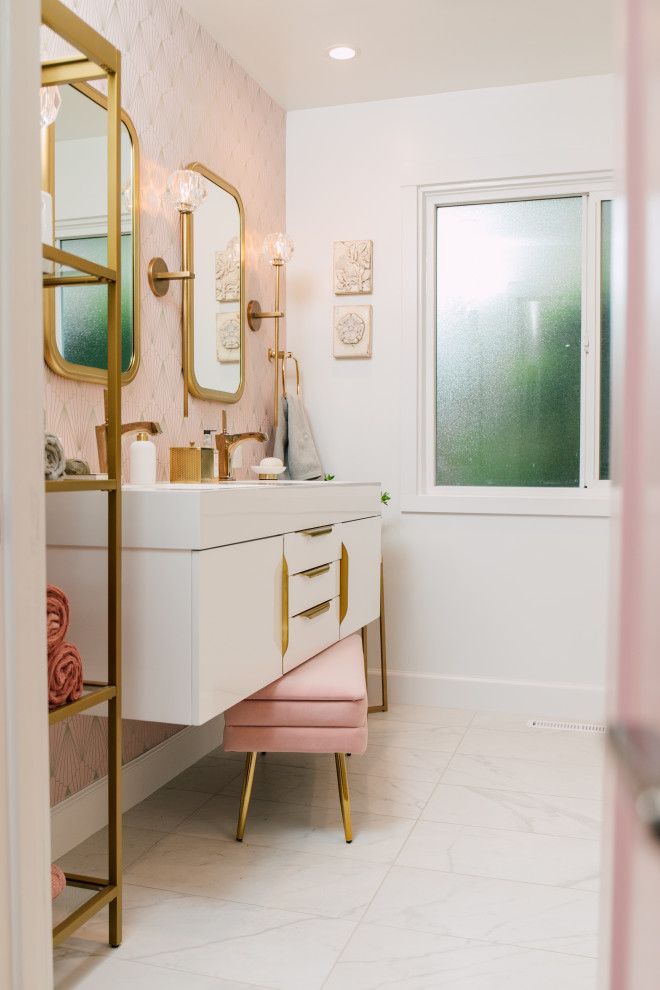 Идея дизайна: ванная комната среднего размера в стиле ретро с плоскими фасадами, белыми фасадами, душем без бортиков, раздельным унитазом, розовой плиткой, керамогранитной плиткой, белыми стенами, полом из керамогранита, душевой кабиной, монолитной раковиной, столешницей из искусственного камня, белым полом, душем с распашными дверями, белой столешницей, нишей, тумбой под две раковины, подвесной тумбой и обоями на стенах
