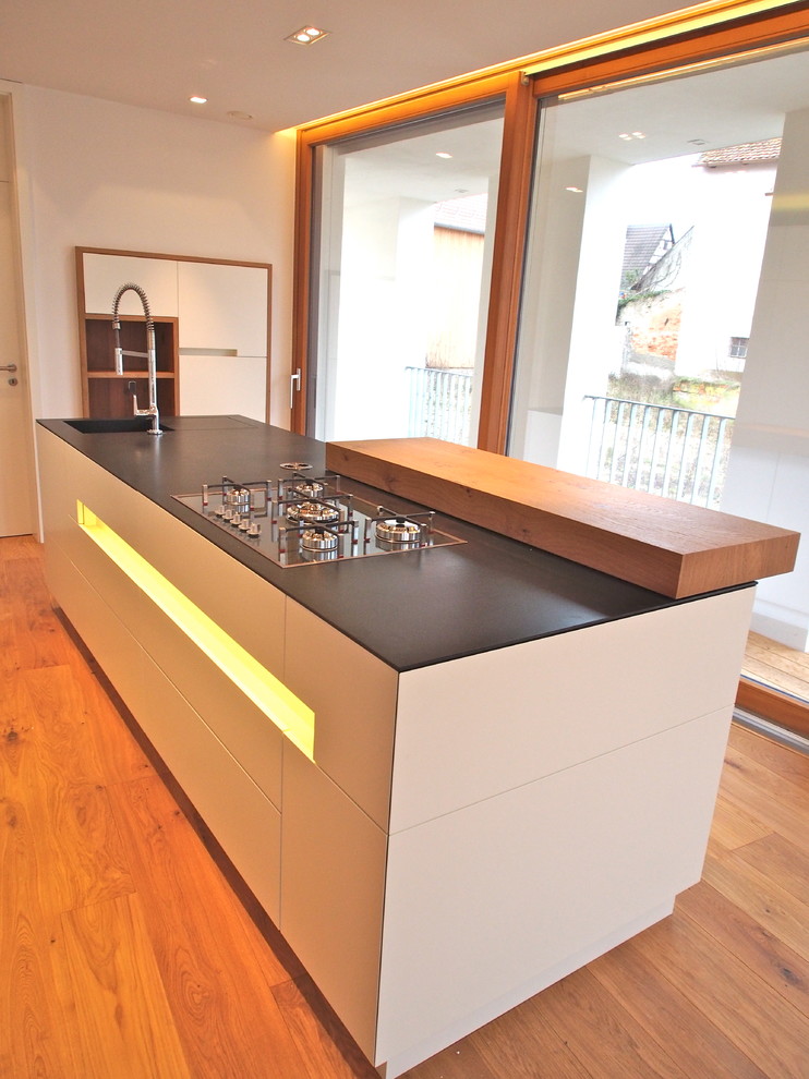 Design ideas for a contemporary kitchen in Nuremberg.