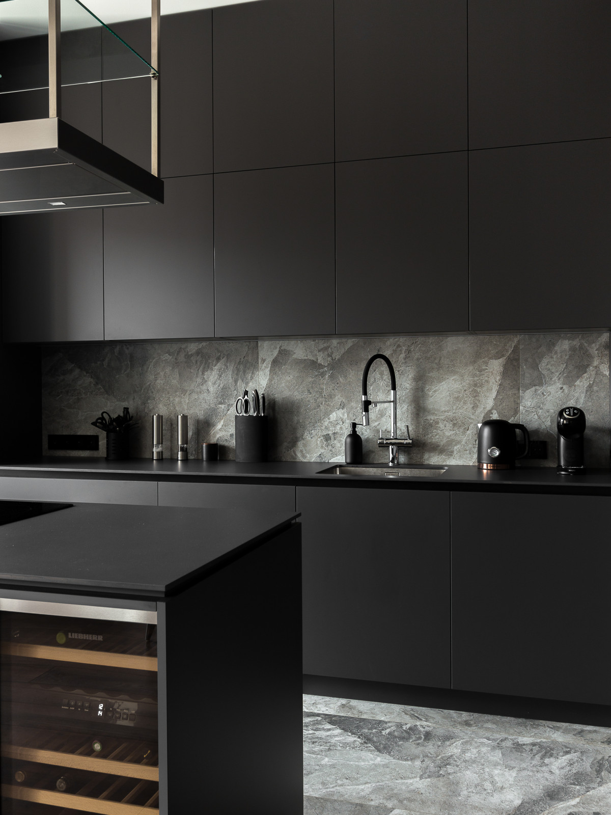 Функциональный остров с винным холодильником