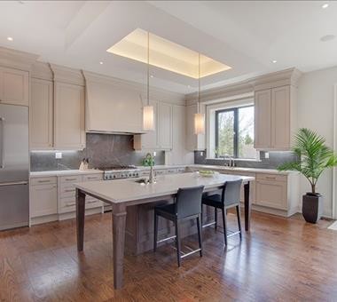 Kitchen - transitional kitchen idea in Toronto