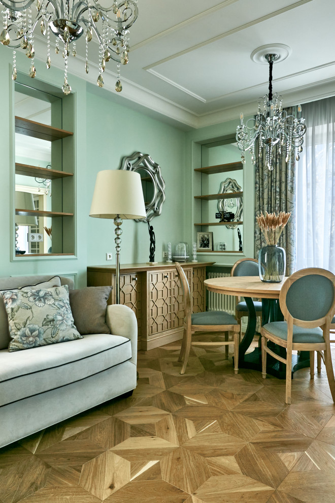 Idee per un soggiorno chic di medie dimensioni e chiuso con sala formale, pareti verdi e pavimento in legno massello medio