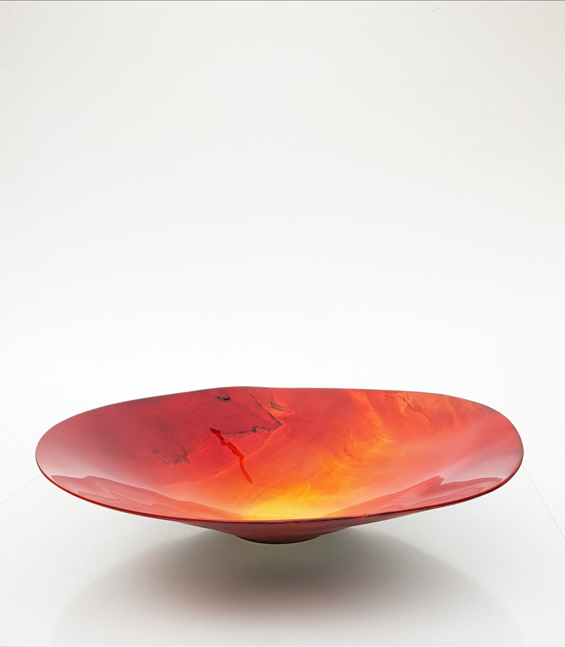 Schale rot, innen Hochglanzlack, aussen matt, ø35 cm, h 8 cm, Preis: 650€