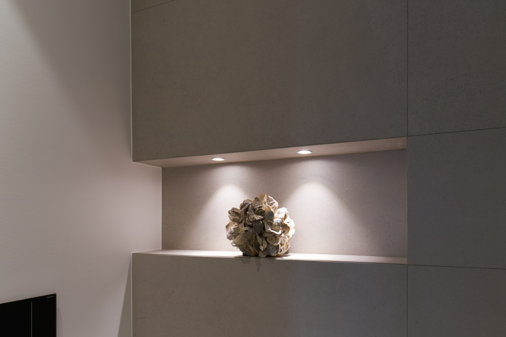 Beleuchtete Nische neben der Toilette