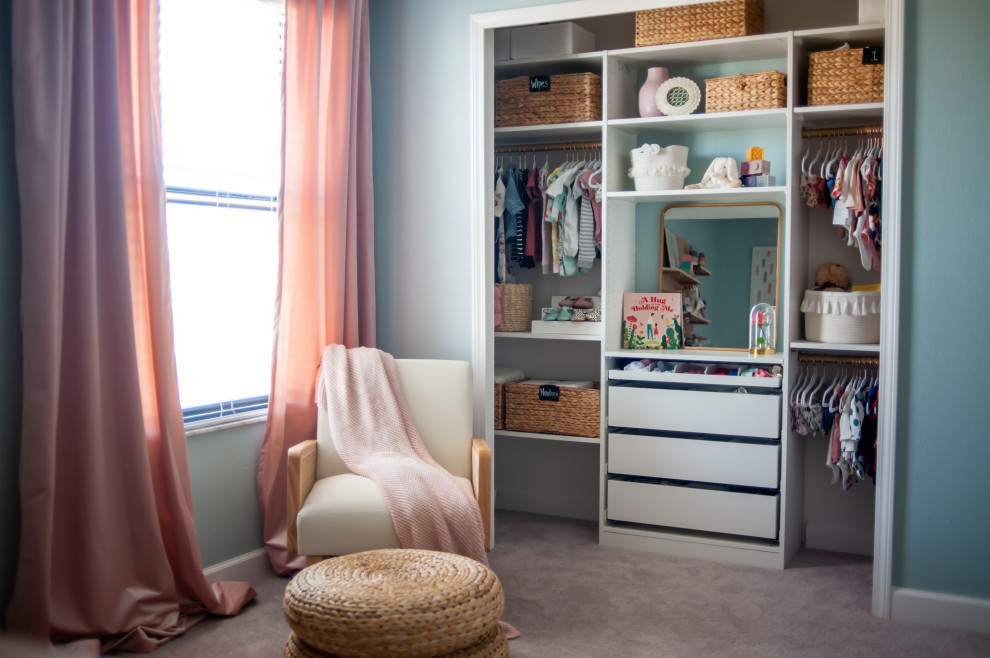 Mittelgroßes Babyzimmer mit blauer Wandfarbe, Teppichboden und beigem Boden in Tampa