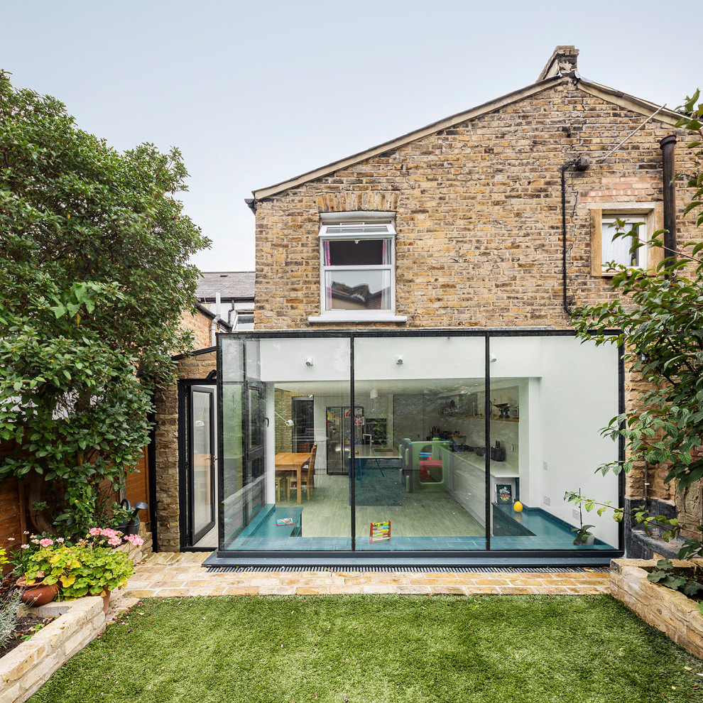 Foto di un giardino design dietro casa con pavimentazioni in mattoni