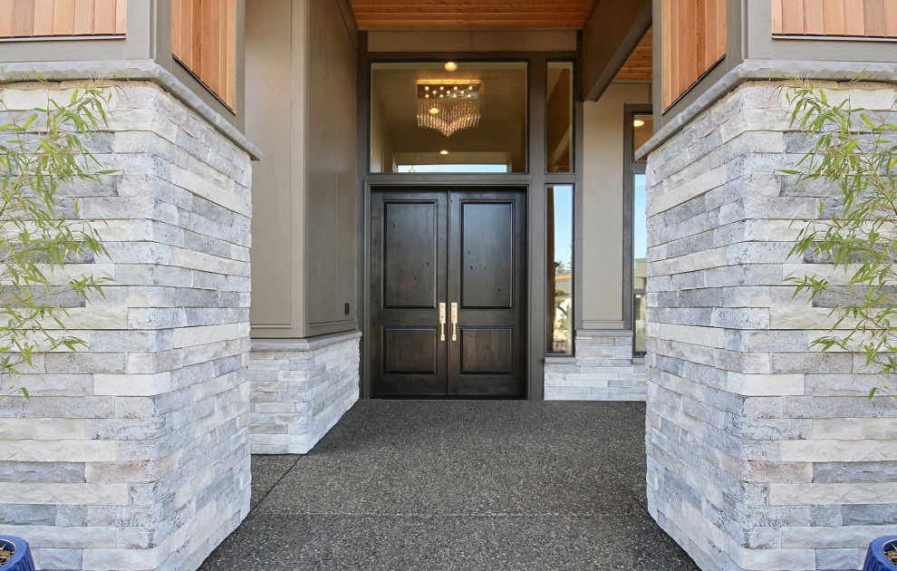 Geräumige Moderne Haustür mit beiger Wandfarbe, Betonboden, Doppeltür, dunkler Holzhaustür, grauem Boden und Tapetenwänden in Portland