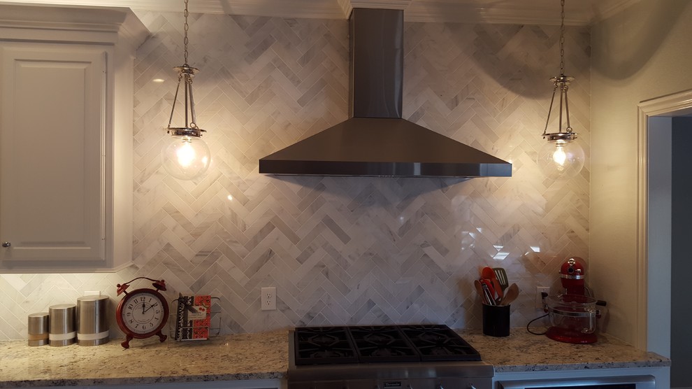 Transitional kitchen photo in Dallas with stone tile backsplash