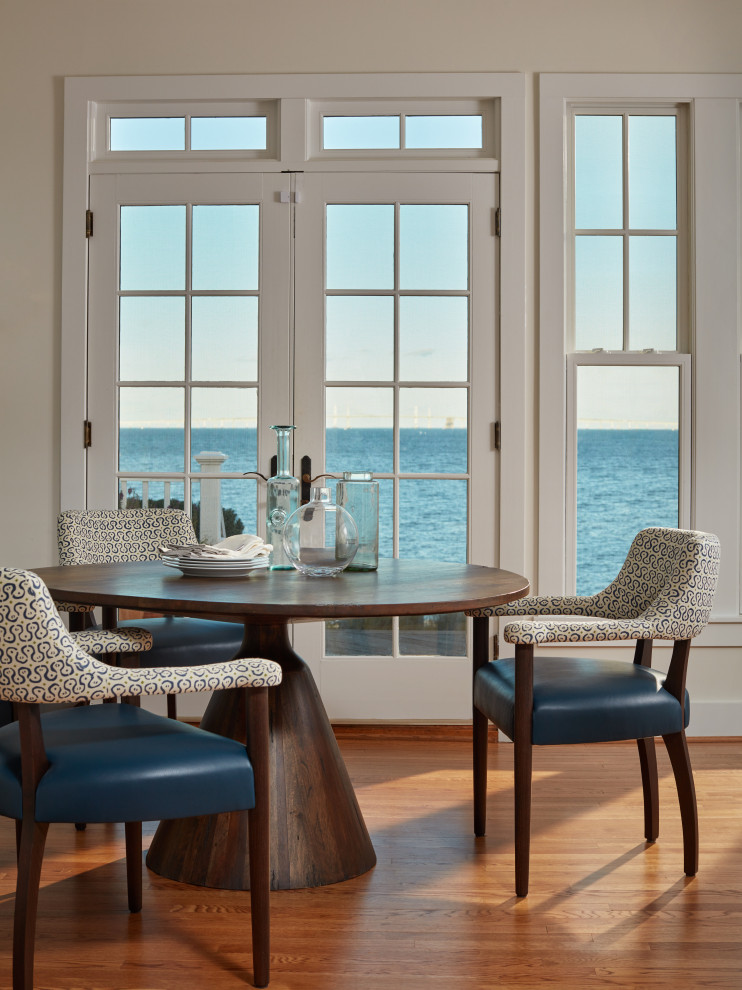 Idées déco pour une petite salle à manger ouverte sur le salon bord de mer avec un mur blanc, parquet clair et un sol marron.