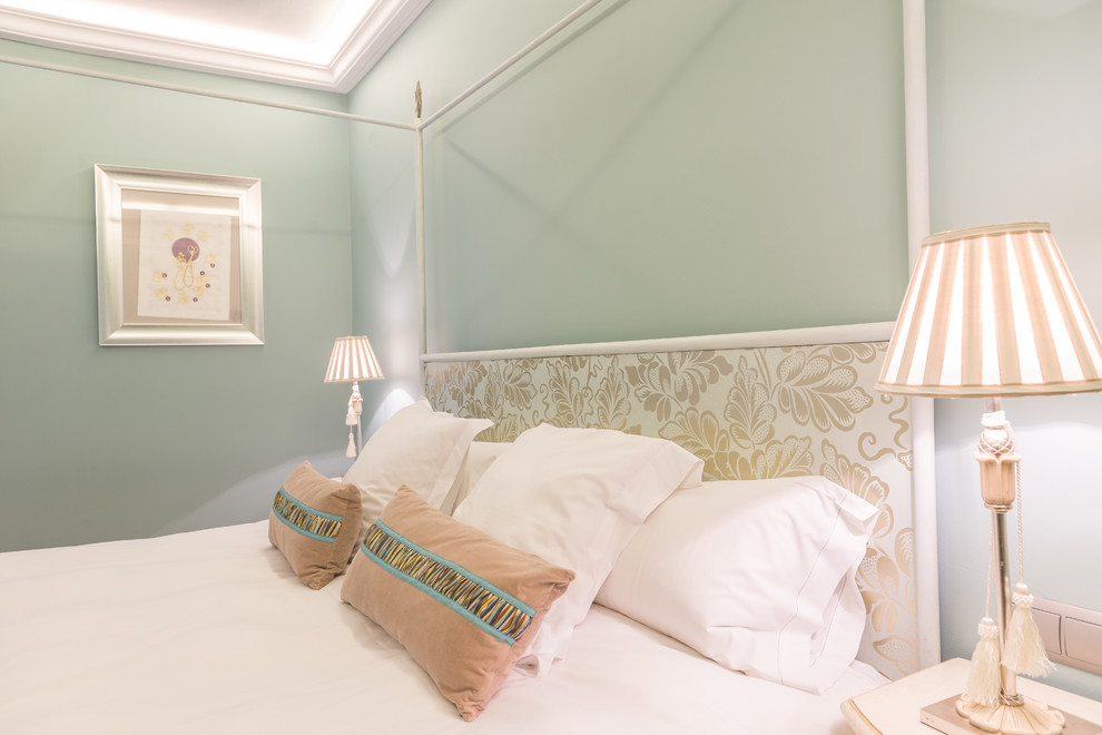 Imagen de dormitorio principal tradicional renovado de tamaño medio sin chimenea con paredes azules