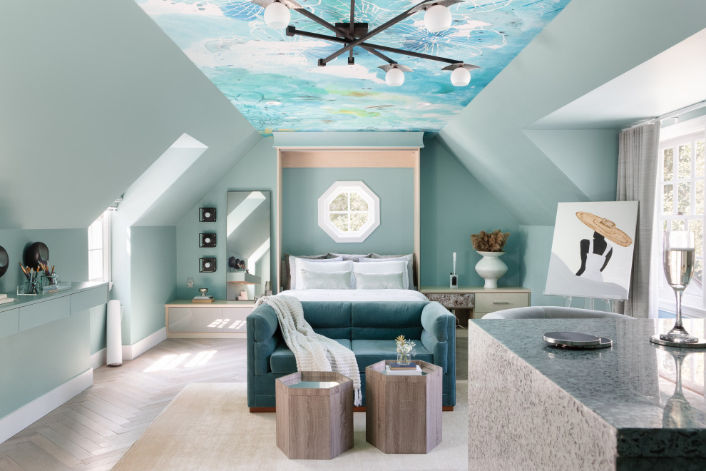 Réalisation d'une petite chambre design avec parquet clair, un plafond en papier peint, un mur bleu et un sol gris.