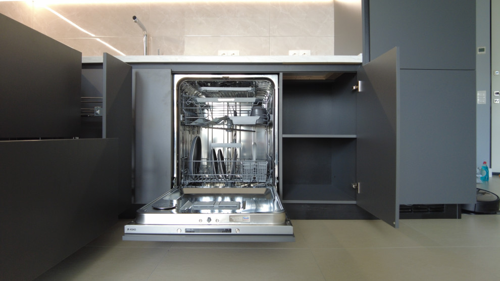 Foto på ett mellanstort funkis linjärt kök med öppen planlösning