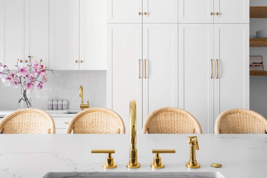 Mid-sized transitional single-wall medium tone wood floor and brown floor eat-in kitchen photo in Baltimore with white cabinets, white backsplash, colored appliances, an island, white countertops, quartz countertops, an undermount sink and ceramic backsplash