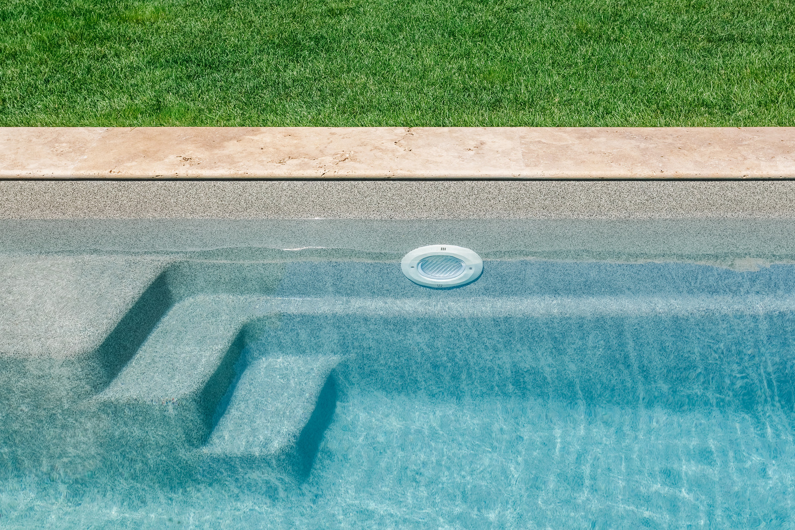 Роллетное покрытие для бассейна под декоративным деревянным коробом.