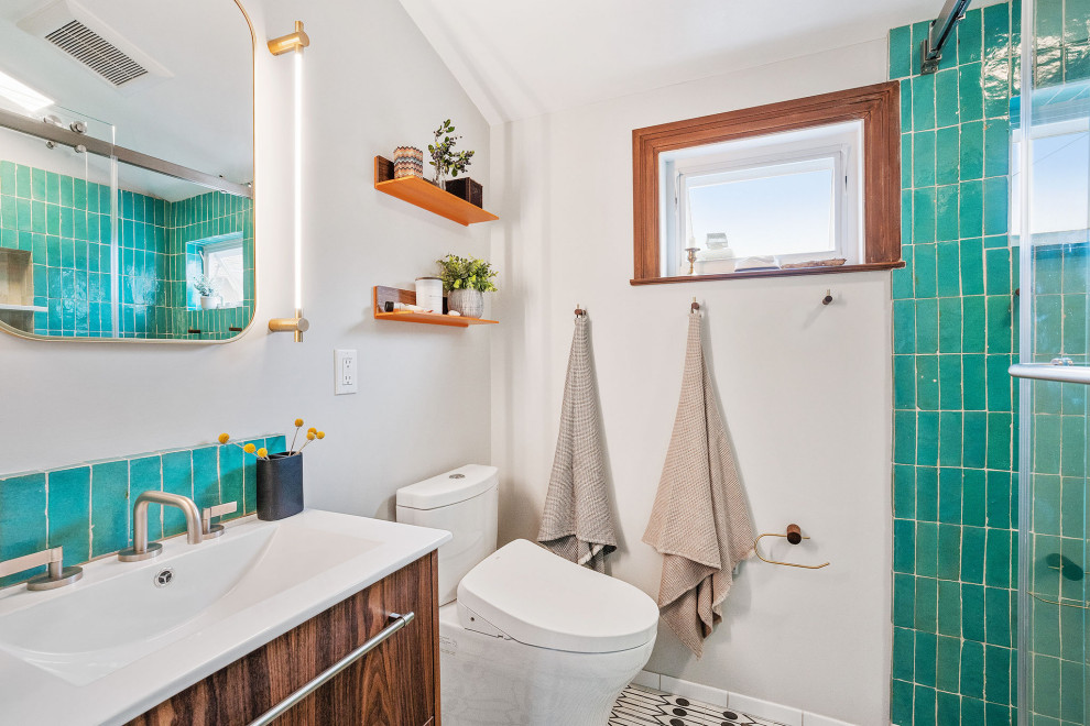 Источник вдохновения для домашнего уюта: маленькая главная ванная комната в современном стиле с плоскими фасадами, коричневыми фасадами, душем в нише, биде, зеленой плиткой, терракотовой плиткой, белыми стенами, полом из цементной плитки, монолитной раковиной, разноцветным полом, душем с раздвижными дверями, белой столешницей, тумбой под одну раковину и встроенной тумбой для на участке и в саду
