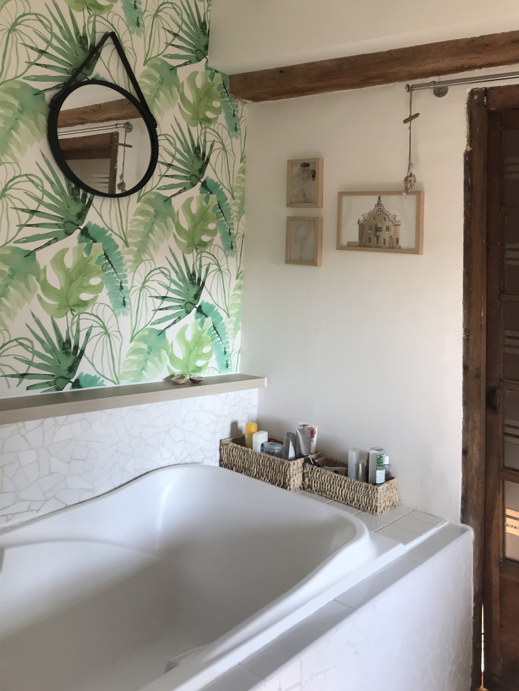 Exempel på ett mellanstort lantligt vit vitt en-suite badrum, med skåp i ljust trä, ett undermonterat badkar, en vägghängd toalettstol, vit kakel, mosaik, vita väggar, ljust trägolv, ett avlångt handfat, träbänkskiva, beiget golv, en dusch/badkar-kombination och med dusch som är öppen