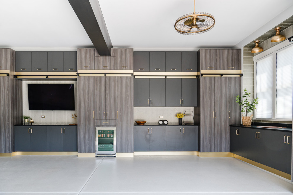 Cette image montre un très grand garage attenant minimaliste avec un bureau, studio ou atelier.