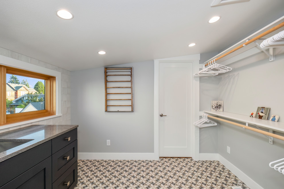 Mountain style laundry room photo in Seattle