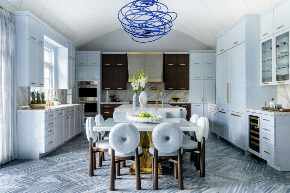Inspiration för ett mycket stort funkis flerfärgad flerfärgat kök, med en undermonterad diskho, luckor med infälld panel, blå skåp, bänkskiva i kvarts, flerfärgad stänkskydd, integrerade vitvaror, klinkergolv i porslin, en köksö och flerfärgat golv
