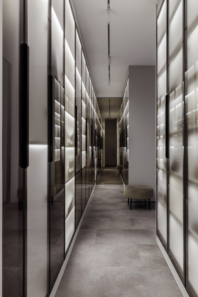 Mittelgroßer, Neutraler Moderner Begehbarer Kleiderschrank mit Glasfronten, Vinylboden und grauem Boden in Sonstige