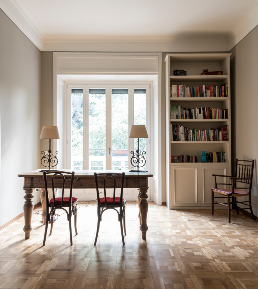 Idee per una stanza da lavoro chic di medie dimensioni con pareti grigie, pavimento in legno massello medio, scrivania autoportante e pavimento beige
