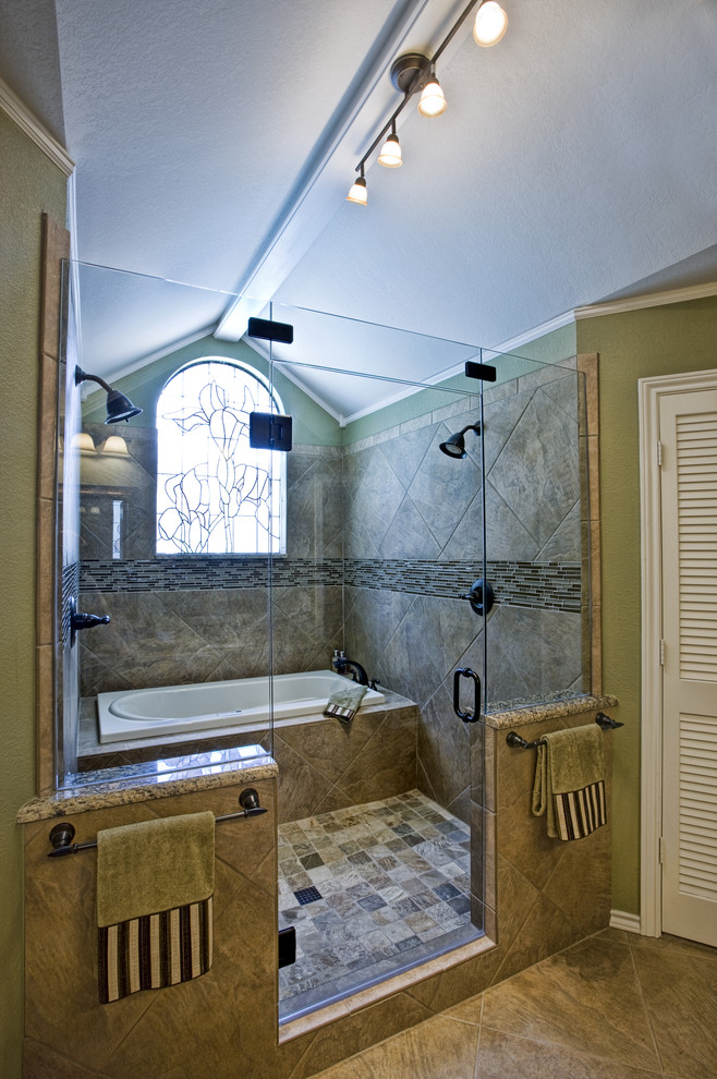 Inspiration for a traditional bathroom in Dallas.