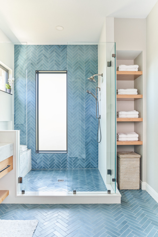 Cette image montre une salle de bain principale design en bois clair de taille moyenne avec un placard à porte plane, un carrelage bleu, un mur blanc, un lavabo encastré, un plan de toilette en marbre, un sol bleu, un banc de douche, meuble double vasque et meuble-lavabo suspendu.