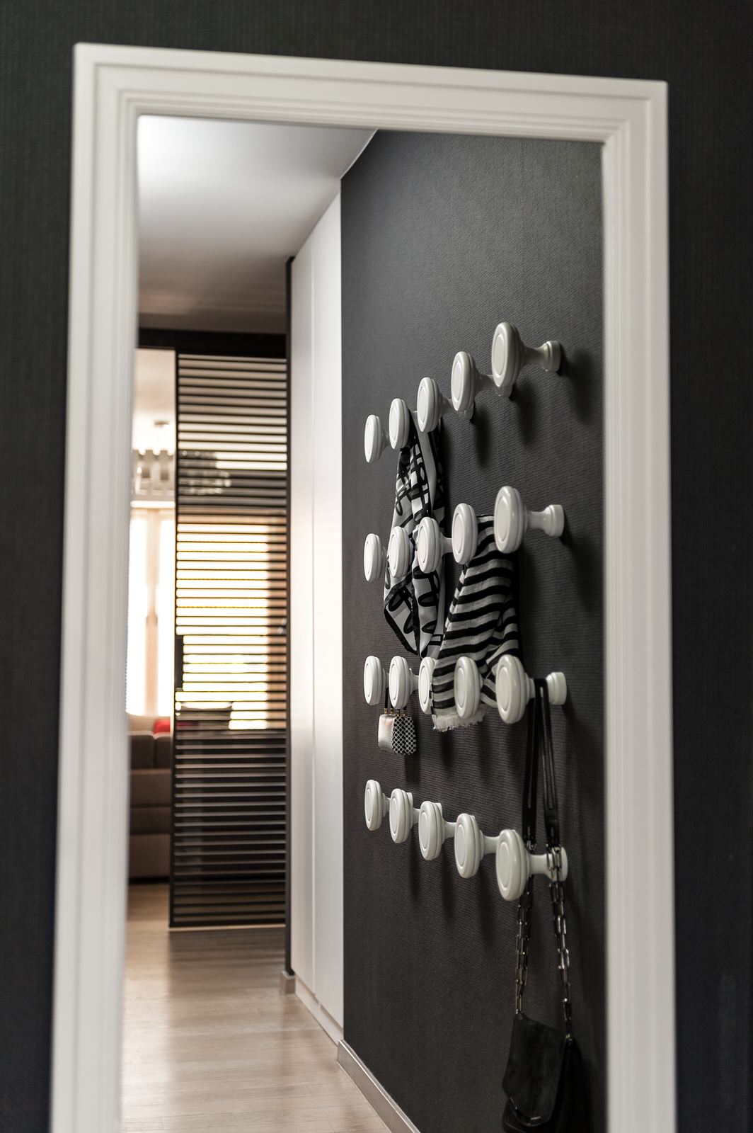 Яркий серый