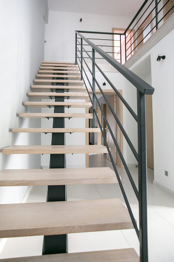 Металлическая лестница на монокосоуре