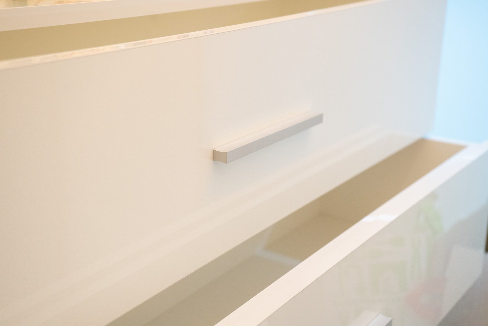 Белая гардеробная raumplus с LED- подсветкой