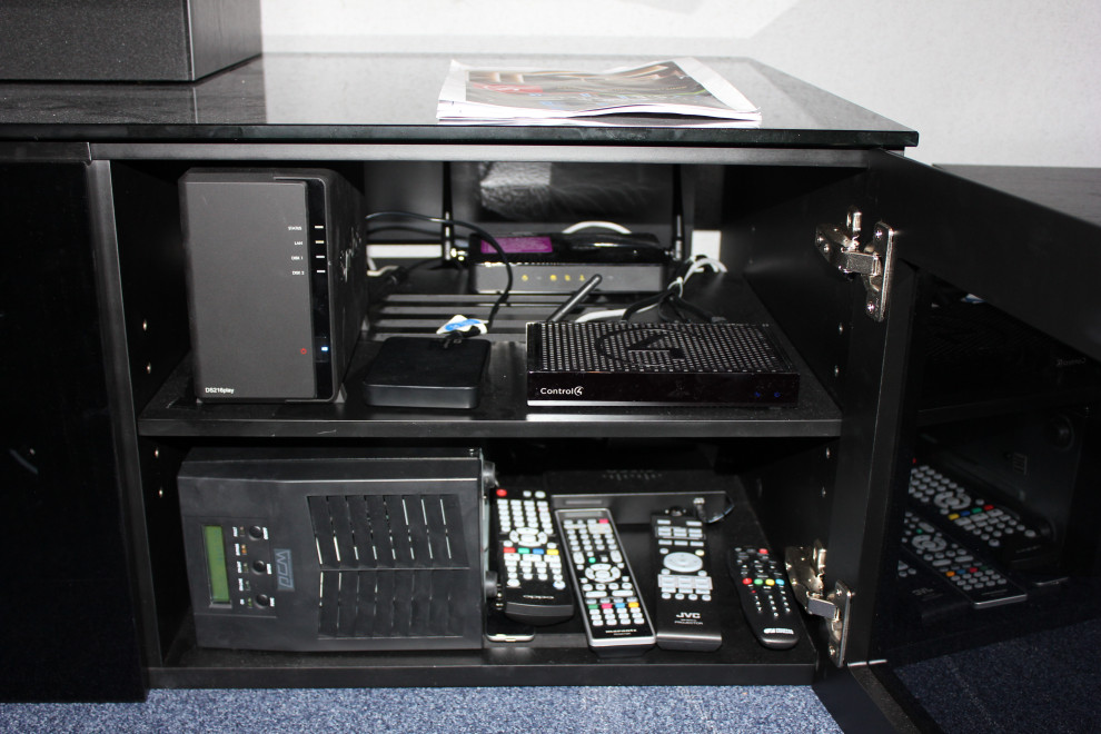 Домашний кинотеатр с бильярдным залом