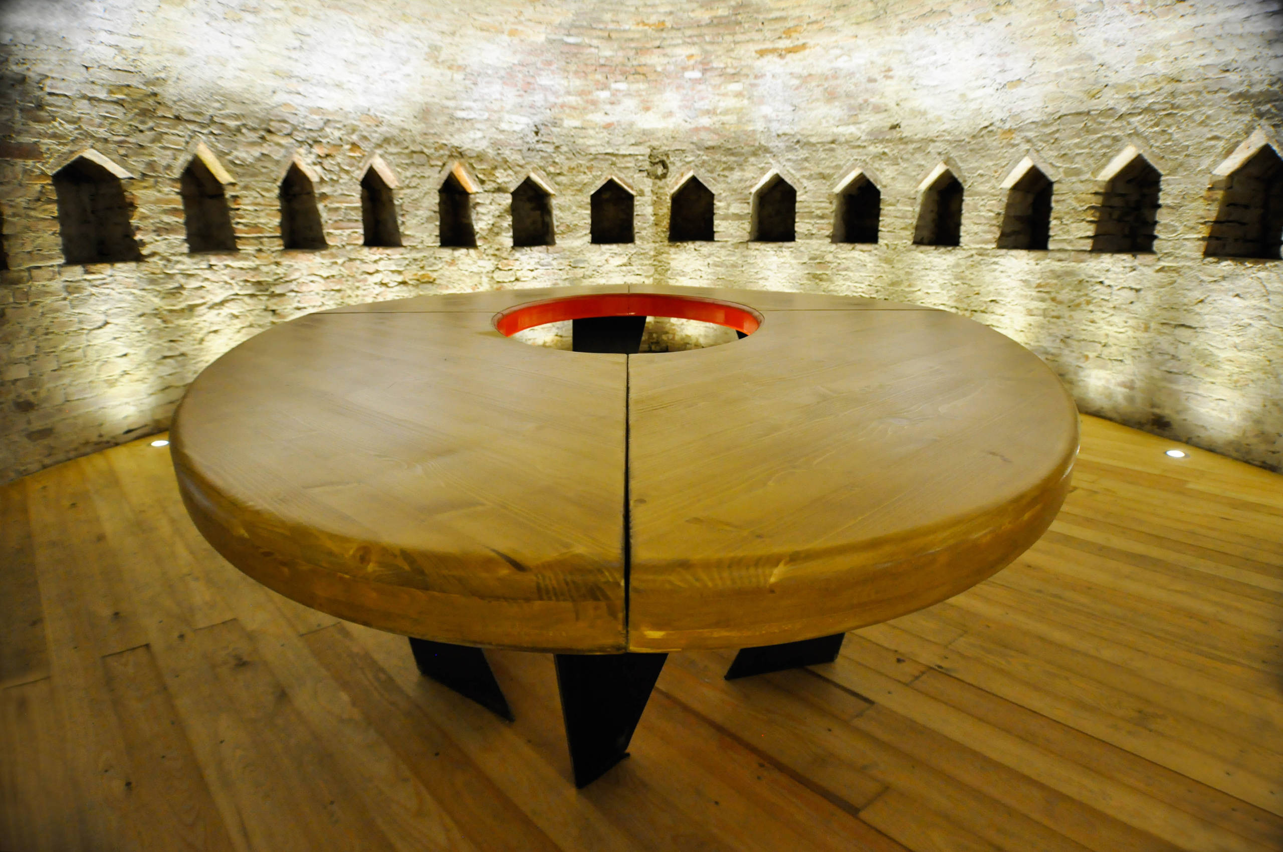 La cripta e il tavolo | Realizzazione tavolo per riunioni