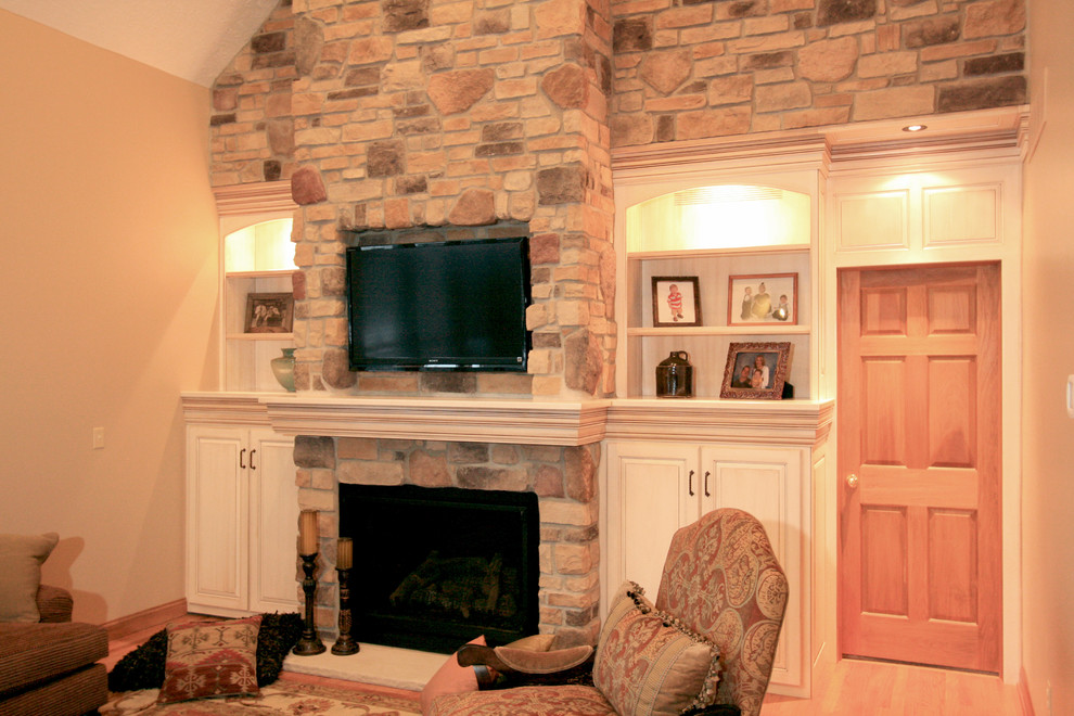 Example of a transitional home design design in Cincinnati