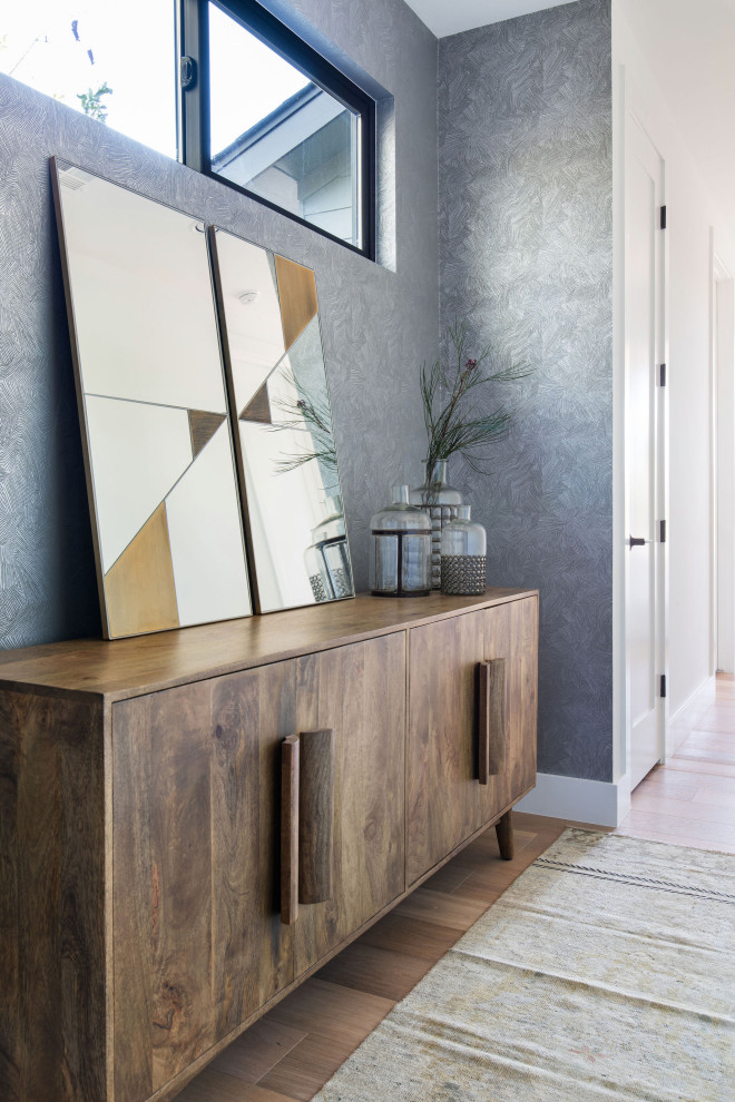 Ejemplo de recibidores y pasillos minimalistas de tamaño medio con suelo de madera clara, suelo beige y papel pintado