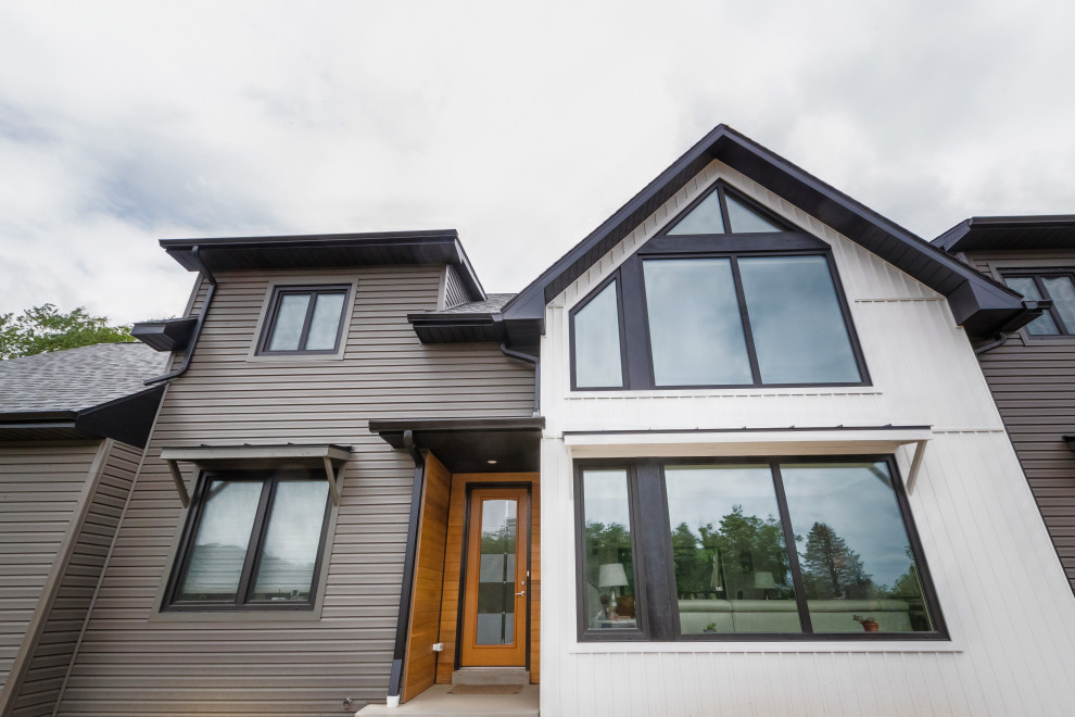 Example of a large minimalist home design design