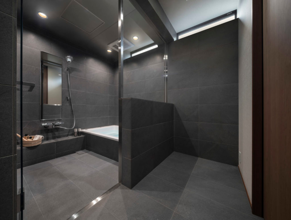 Foto di una stanza da bagno minimalista con piastrelle nere, piastrelle in gres porcellanato, pareti nere, pavimento in gres porcellanato, pavimento nero, panca da doccia e soffitto ribassato