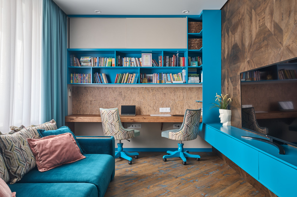 Idéer för att renovera ett mellanstort funkis hemmabibliotek, med flerfärgade väggar, mellanmörkt trägolv, ett inbyggt skrivbord och brunt golv