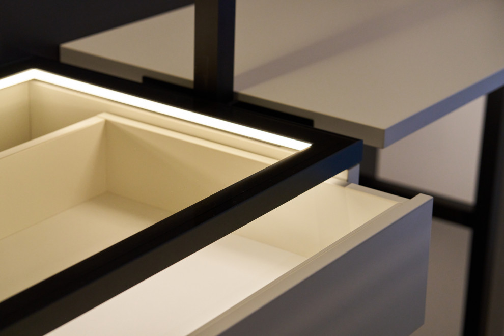 Стеклянная полка с контурной подсветкой