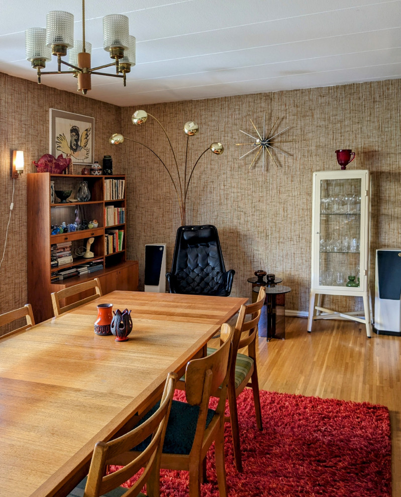 Immagine di un soggiorno moderno di medie dimensioni con pareti beige, pavimento in legno massello medio, nessun camino e carta da parati