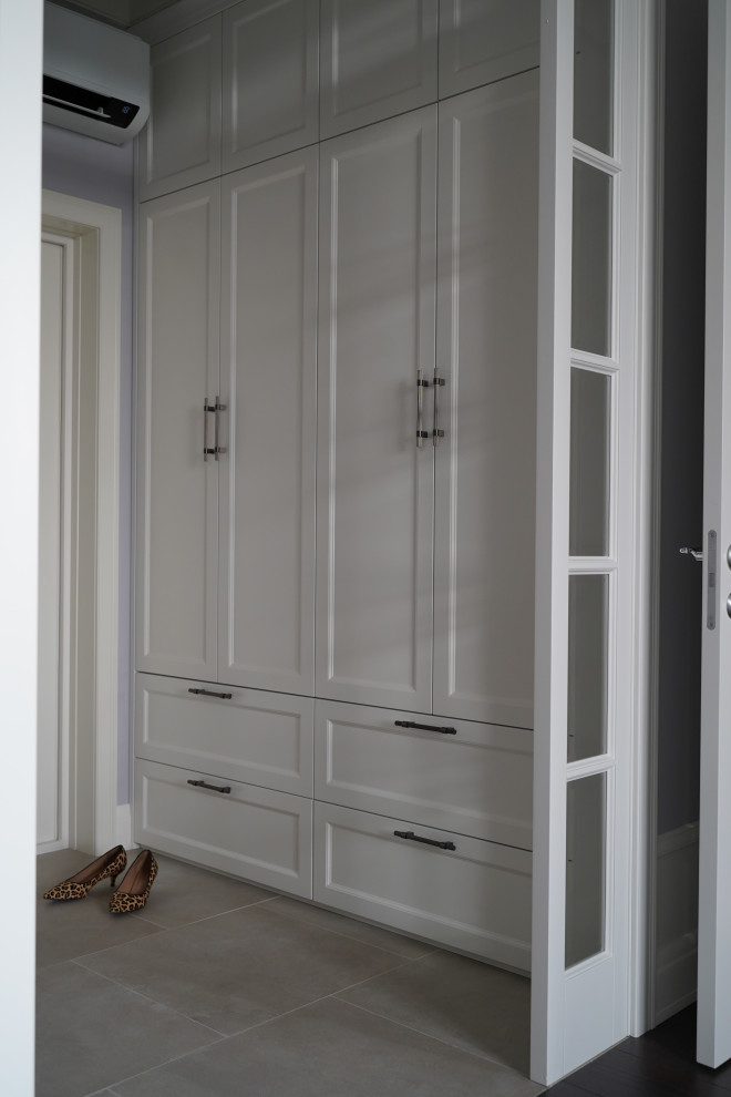 Идея дизайна: маленькая входная дверь со шкафом для обуви в стиле неоклассика (современная классика) с фиолетовыми стенами, полом из керамической плитки, одностворчатой входной дверью, белой входной дверью и бежевым полом для на участке и в саду
