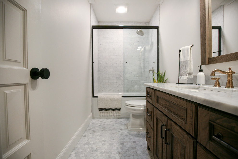 Réalisation d'une douche en alcôve chalet en bois foncé de taille moyenne avec un placard à porte shaker, une baignoire en alcôve, WC à poser, un carrelage gris, du carrelage en marbre, un mur blanc, un sol en marbre, un lavabo posé, un plan de toilette en marbre, un sol gris, une cabine de douche à porte coulissante, un plan de toilette gris, meuble simple vasque et meuble-lavabo encastré.