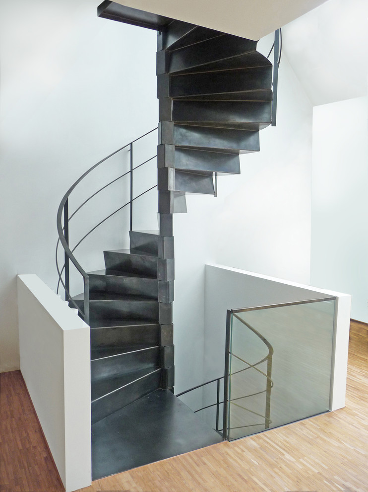 Gewendelte, Große Moderne Metalltreppe mit Metall-Setzstufen und Stahlgeländer in Sonstige