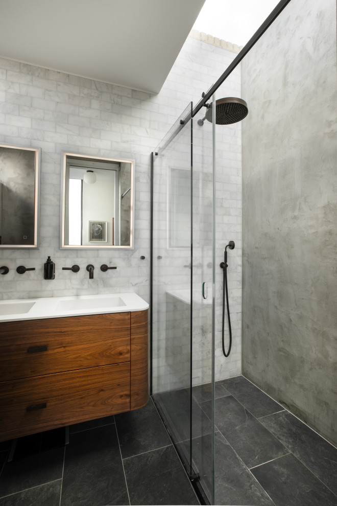 Стильный дизайн: большая главная ванная комната в современном стиле с серой плиткой, столешницей из искусственного кварца, белой столешницей, тумбой под две раковины и подвесной тумбой - последний тренд