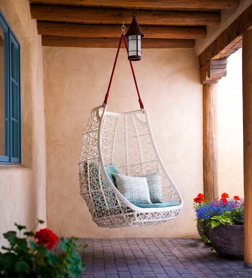 Outdoor patio swinging chair