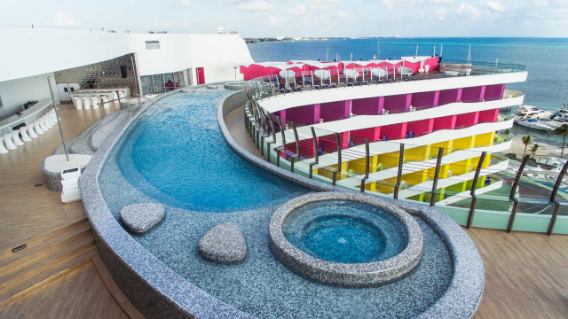Temptation Resort Cancun contemporaneo-piscina