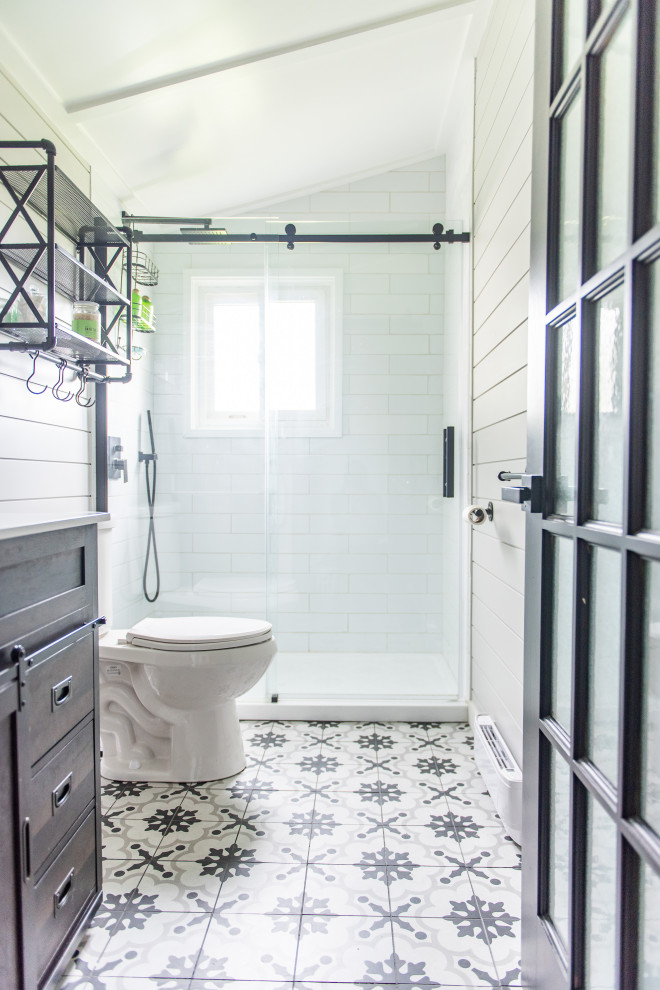 Example of a transitional bathroom design in Toronto