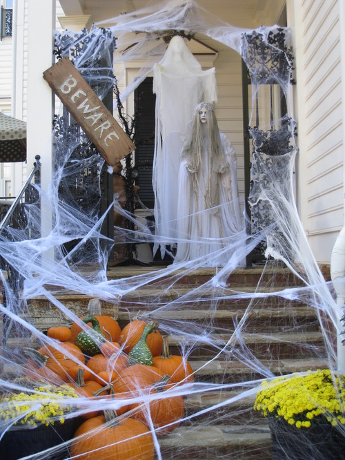 17 spooky front porch styles to get you in the Halloween spirit