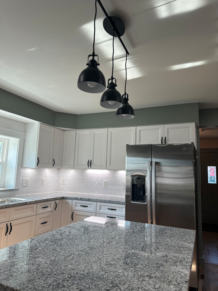 A brand new kitchen with USCD cabinetry, beautiful granite countertops and Cali 