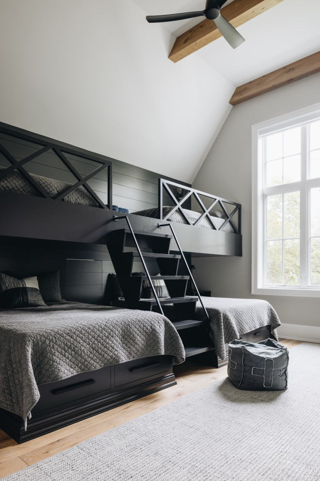 Inspiration för ett stort vintage barnrum kombinerat med sovrum, med grå väggar, ljust trägolv och brunt golv