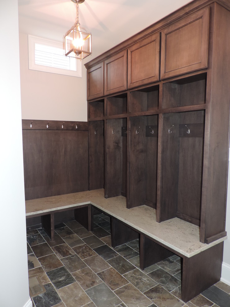 Example of a transitional entryway design in Chicago