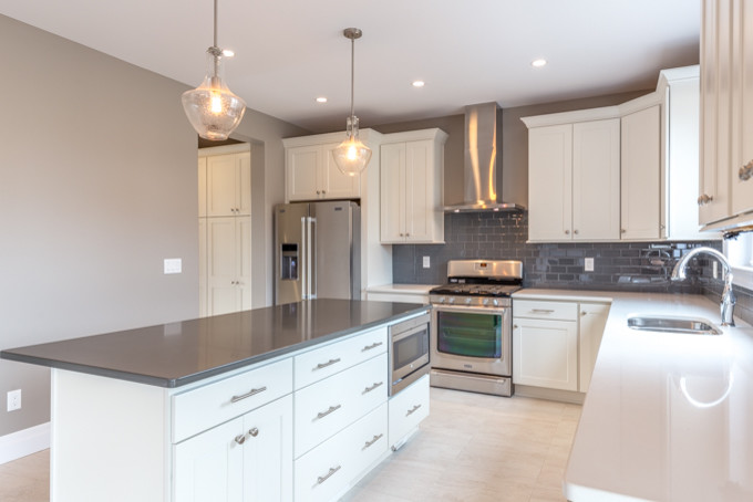 Transitional kitchen photo in Toronto